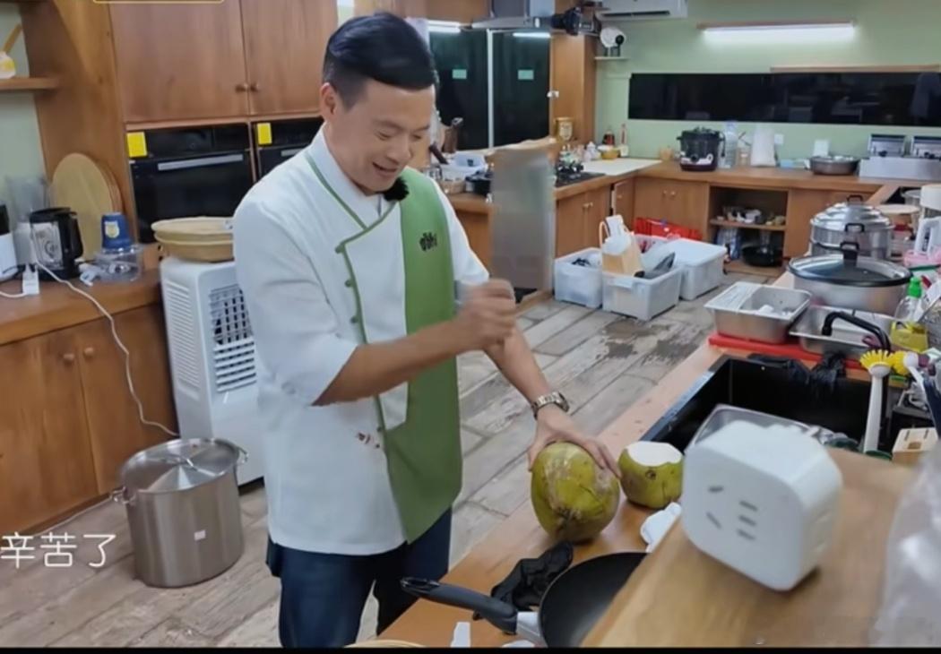 王俊凯哪来的雷霆大椰子中餐厅10后厨，林述巍林大厨现场处理大椰子，这个个头不小的