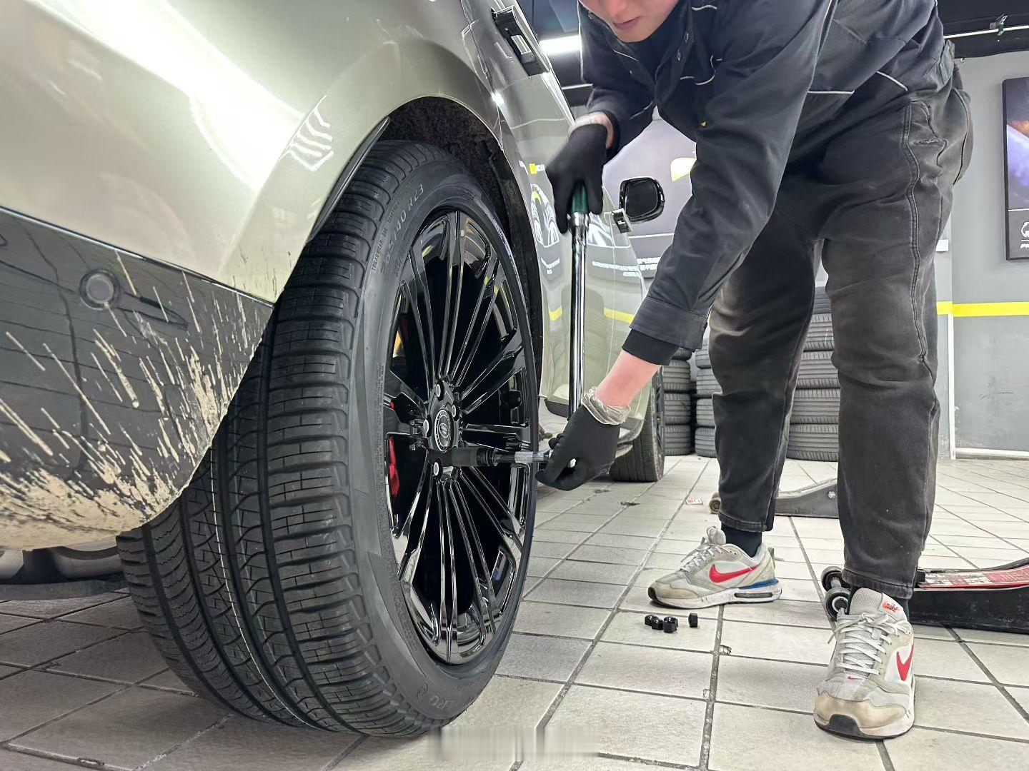 路虎揽胜更换倍耐力23寸静音轮胎。285/40R23 111Y Scorpion