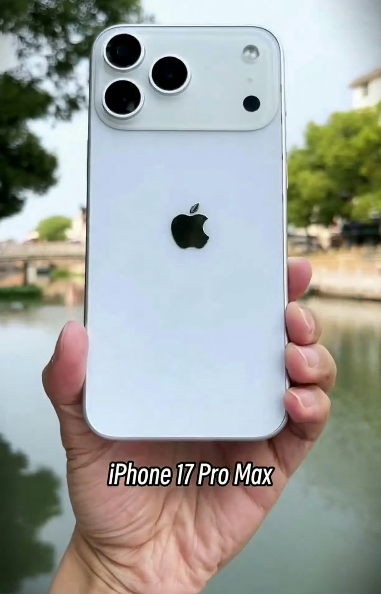 iPhone17ProMax最新机模这摄像头模组设计的……不大像iPhone不过