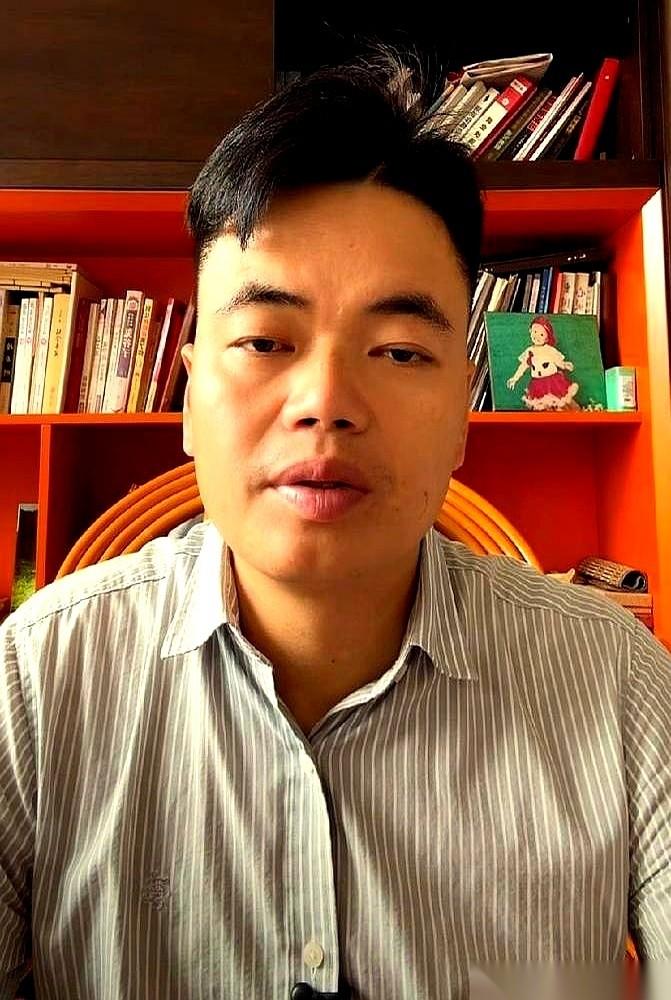 嘴哥这次帮人盖房，有点狠。
钱，他照样掏。直播间里，账本直接摊开，镜头怼着纸面。