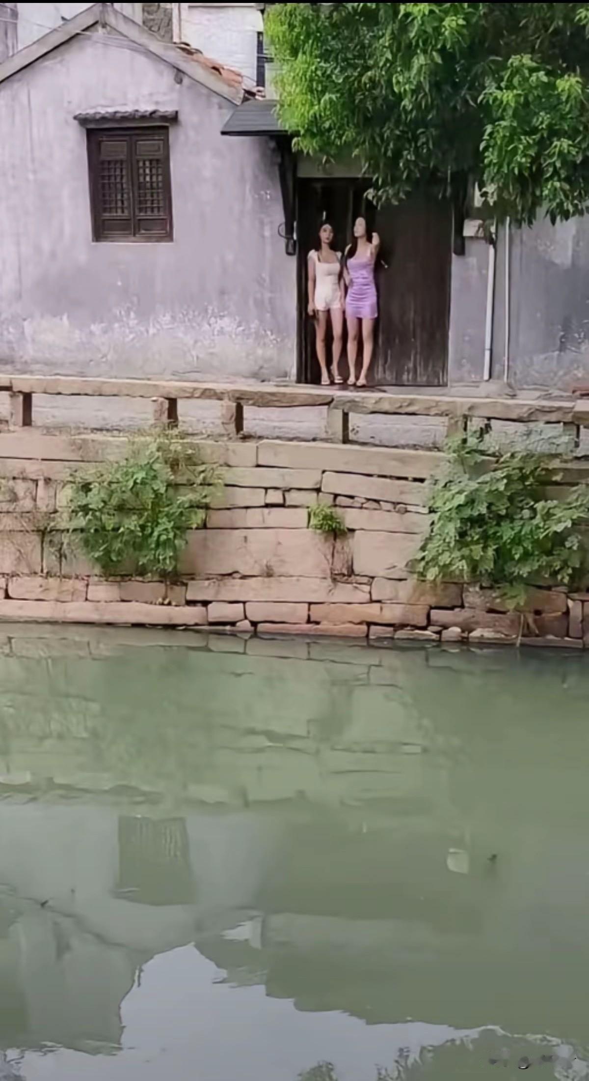 江南水乡古镇风情，水还是那么的清澈，总是让人留连忘返。

有人沿街欣赏古镇的风景
