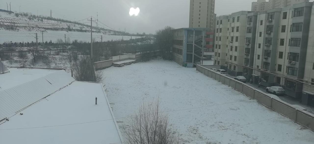 西宁、海东的朋友们昨晚大雪，路面非常滑，非必要不要驾车出行，本次降雪越往西宁东越