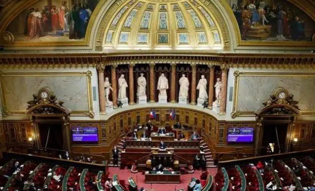 西方制度一个最大的问题就是没有领导负责制！也就是说他们可以胡乱施政，然后留下一个