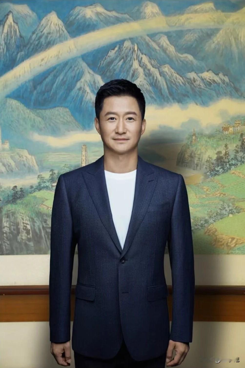 吴京这张照片，P得也太假面了吧？
这应该是吴京万万没想到的状况吧？
吴京连任中国