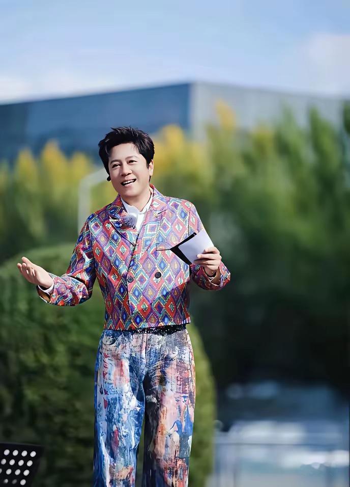 越来越看不懂他了。
作为一个男人，一身的花里胡哨，好看吗？
而身为一名军人，他在