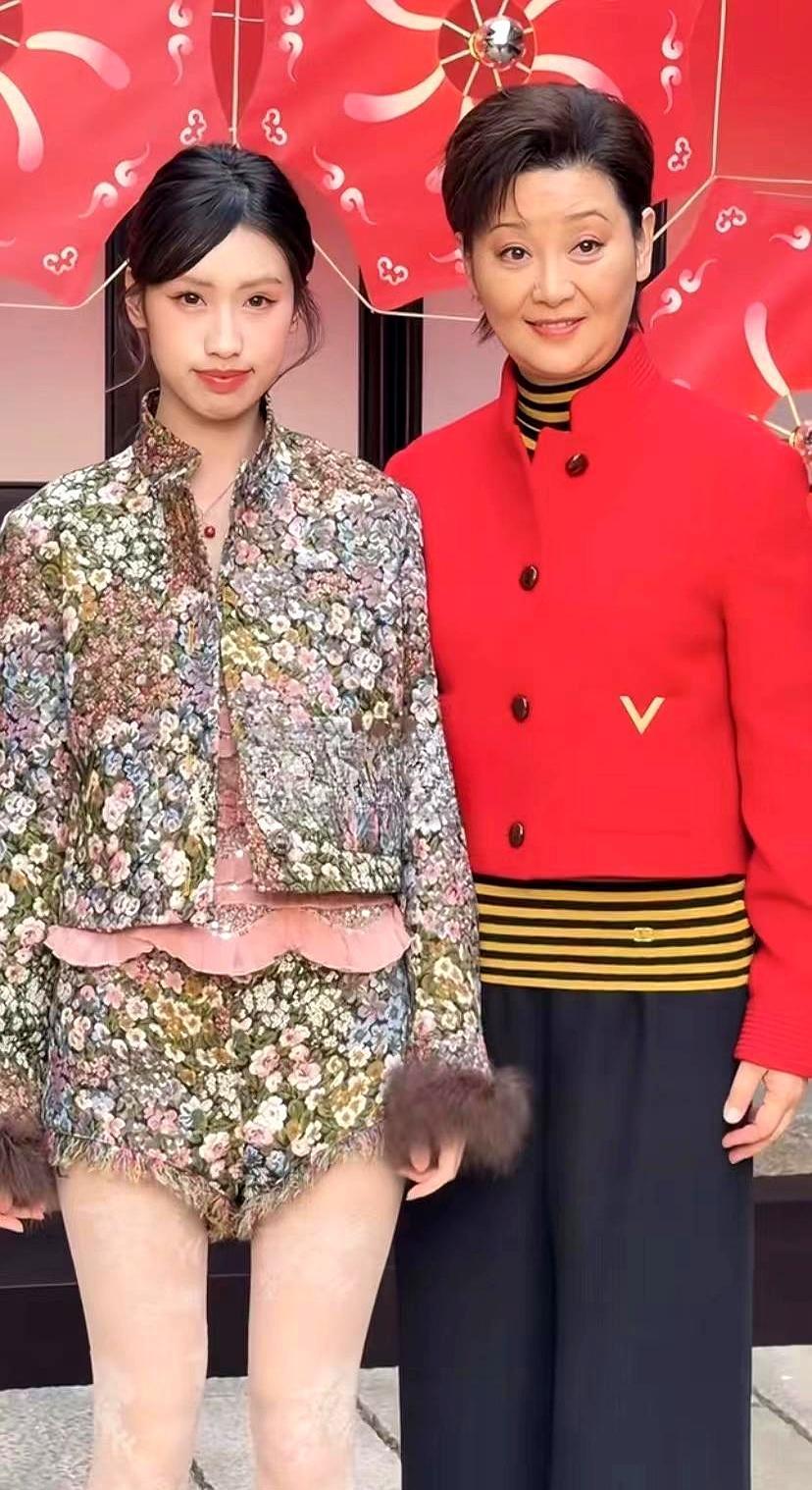 18岁成人礼上，冯小刚只说了一句话：“把心晒晒太阳。
”  
这句话，比任何珠宝