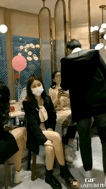 有人会说明明穿黑衣服的女孩颜值更高，打扮的更时尚，为什么不选她呢？
其实如果男生