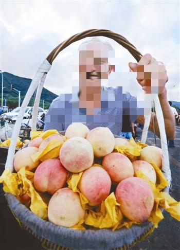 我买菜时碰到过葱蒜之类的缺斤少两。
有次买了路边摊的兜兜桃子，上面几个又红又大，