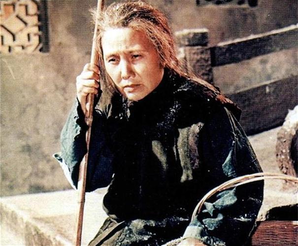 祥林嫂的悲剧缘于大众的道德绑架。祥林嫂是鲁迅笔下又一位悲惨命运的人物。...