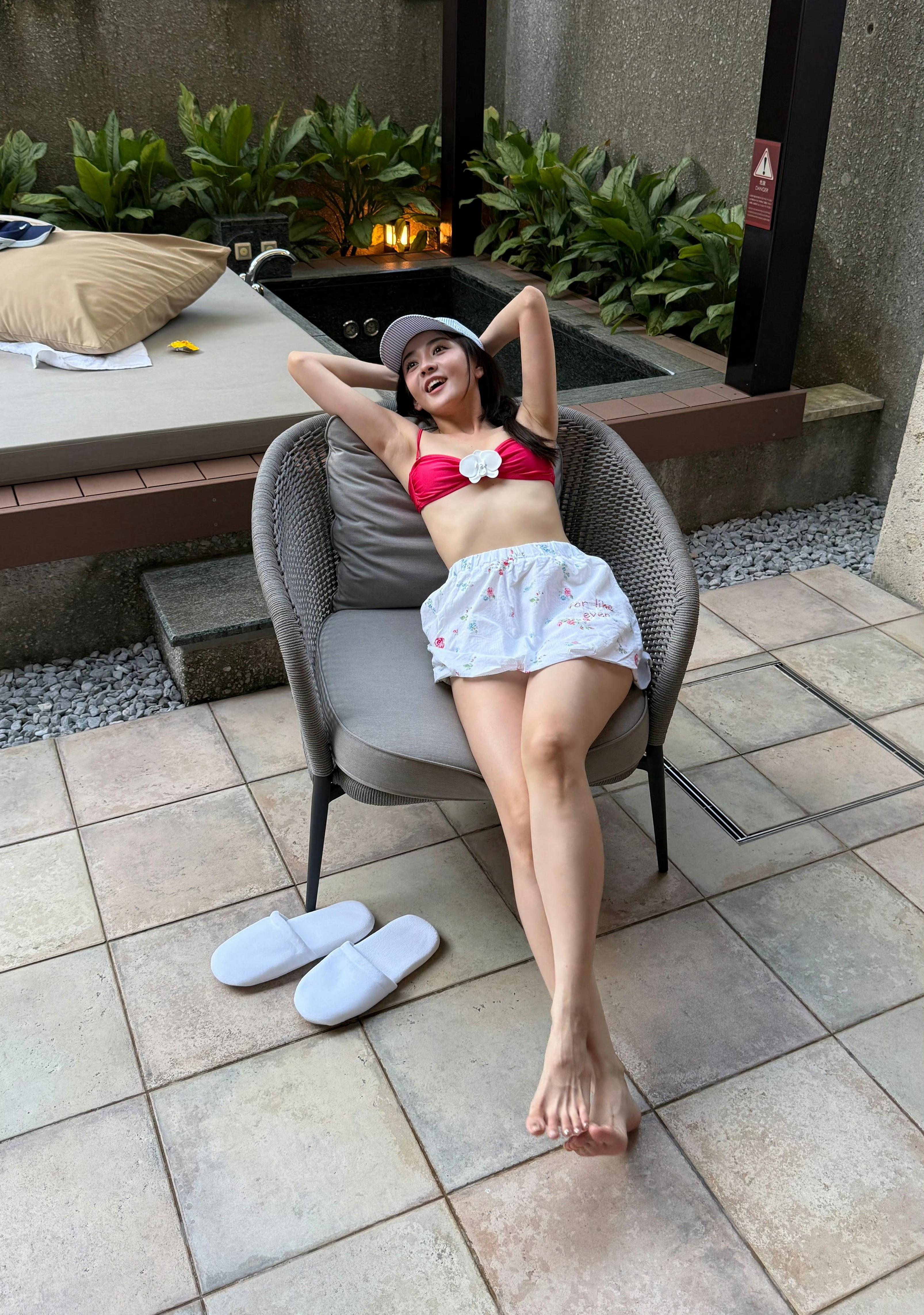梁洁。大长腿美女