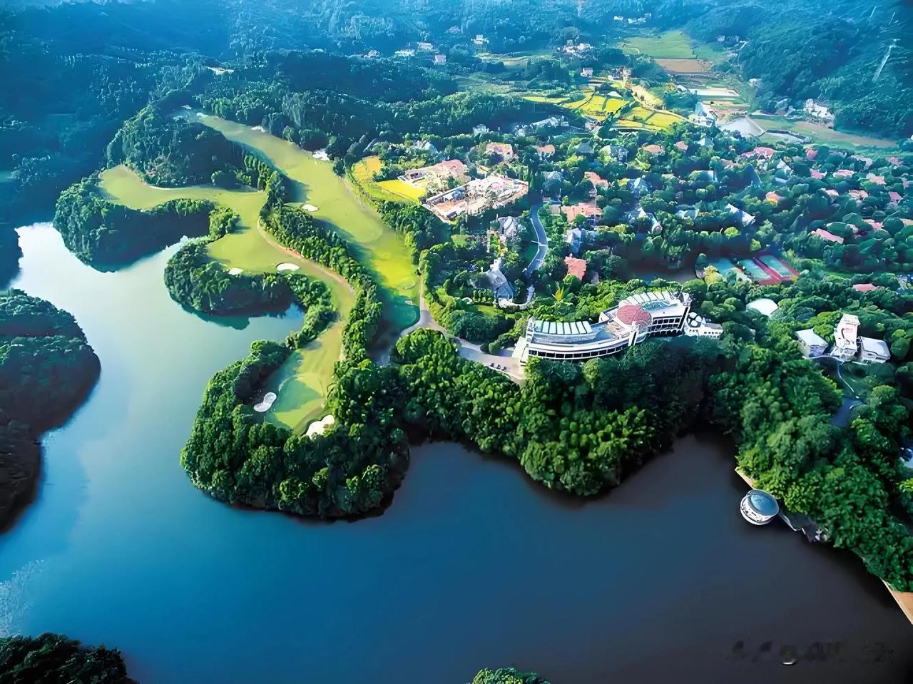 七律：青竹湖边百姓家
何须闹市觅繁华，青竹湖边百姓家。
有水有山如画境，无愁无恼