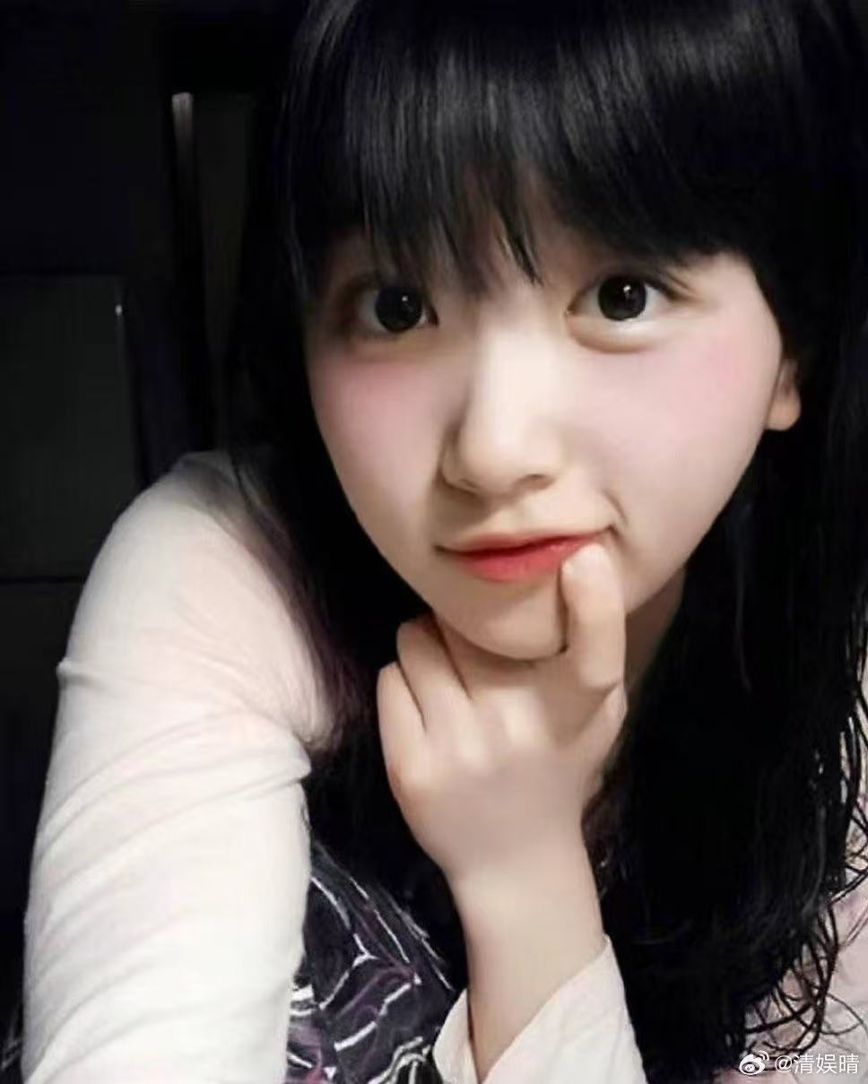 孔雪儿完全真人芭比孔雪儿完全真人芭比，她的美不是刻板的精致。时而明艳张扬，时而温