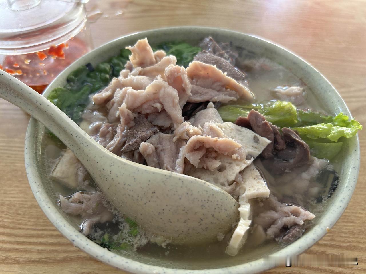 顺德的物价真的便宜！
昨天在顺德五沙这个地方，特意出去吃了个早餐，米粉，10元一