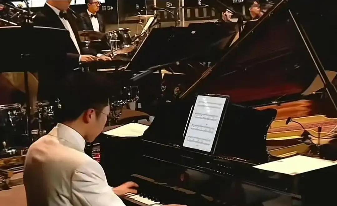 五年街头，一夜封王
 
汉森昨天在剧场跳完最后一个旋转，观众鼓掌七分钟。五年前，