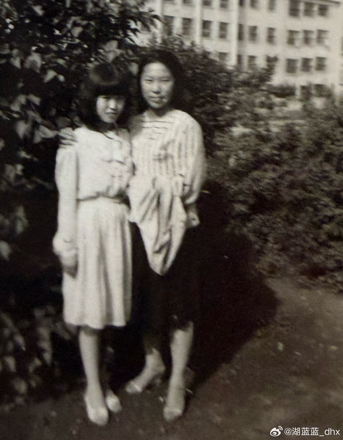 毕业那天还拍了好多黑白照片要结束的时候遇到了我们校长（图六）他跟我们合影 对我们