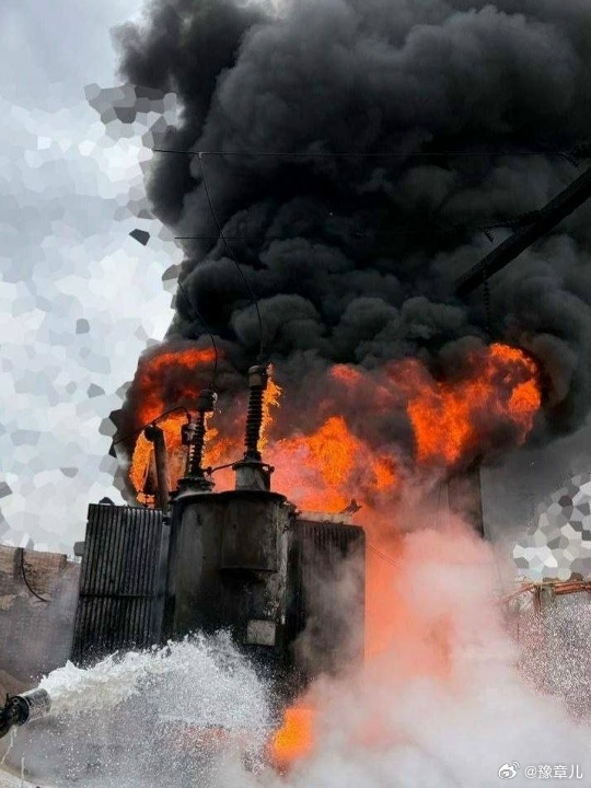 乌克兰东北部的切尔尼戈夫州变压器被俄军打爆。 