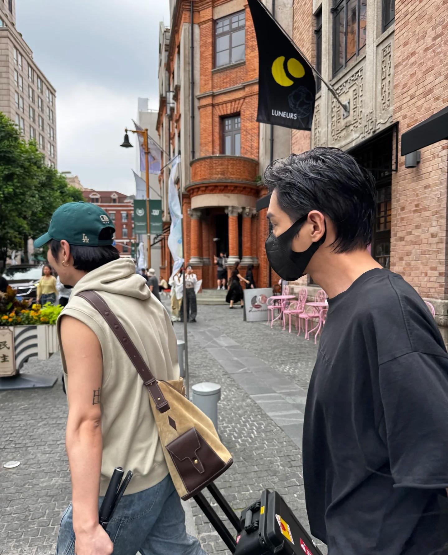 上海偶遇张若昀网友上海偶遇张若昀 网友下午在上海偶遇张若昀，羡慕了 ​​​