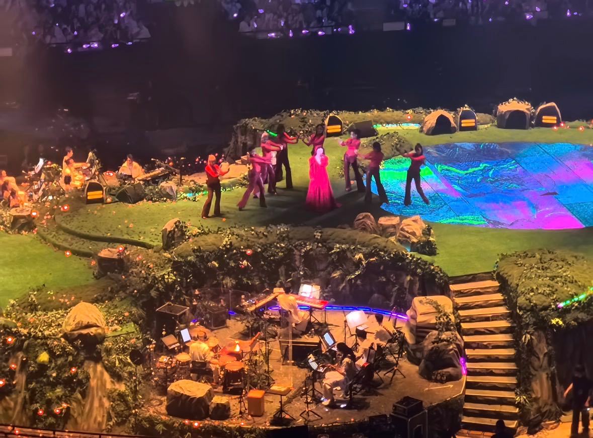 单依纯四面台舞美效果 纯妹妹2.0舞台用心程度看得见！独特蛋岛舞台设计搭配沉浸式