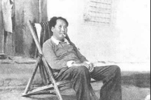 1948年5月，毛主席乘车去西柏坡，路过一个村庄时，发现路边茅草上躺着一个八九岁