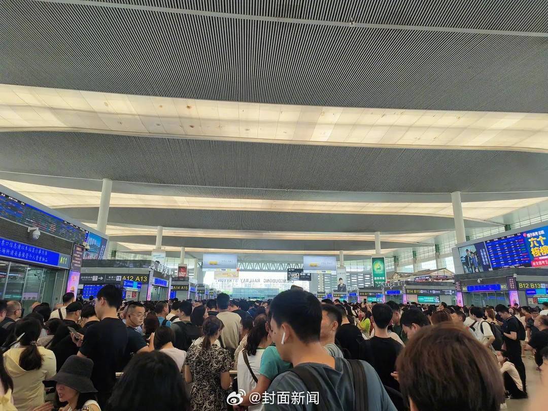 【#成都东站多趟列车晚点# 铁路部门：受设备故障影响】5月19日下午，四川成都，