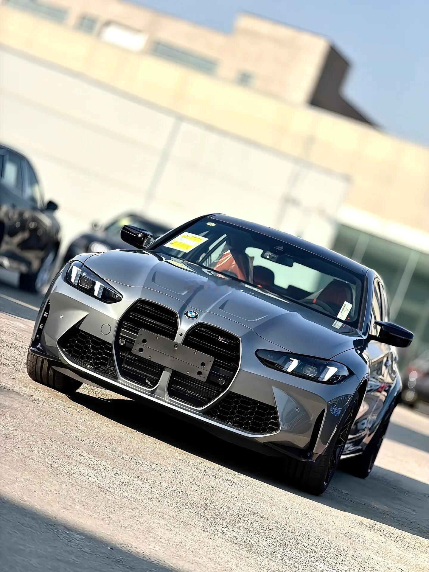 宝马M3自带流量，熔岩橙内饰一坐进去，战斗感直接拉满，碳纤维座椅、宽体、四出排气