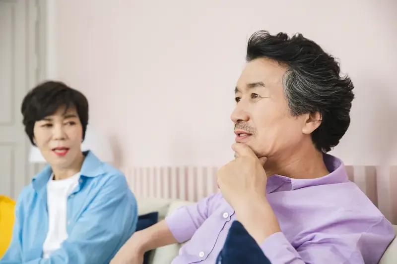 儿子和老婆婆都去世了，只剩下公公和儿媳。儿媳说：公公，我想改嫁。公公说：你别改嫁