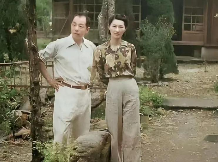 1994年5月9日，沈阳，64岁的张闾琳站在张作霖墓前跪下，大声喊出十个字：“我