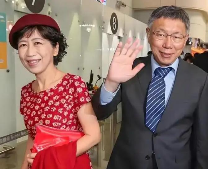 柯文哲妻子陈佩琪一句话，直接在岛内炸了锅。
7月31号她上唐湘龙的节目，聊这趟上