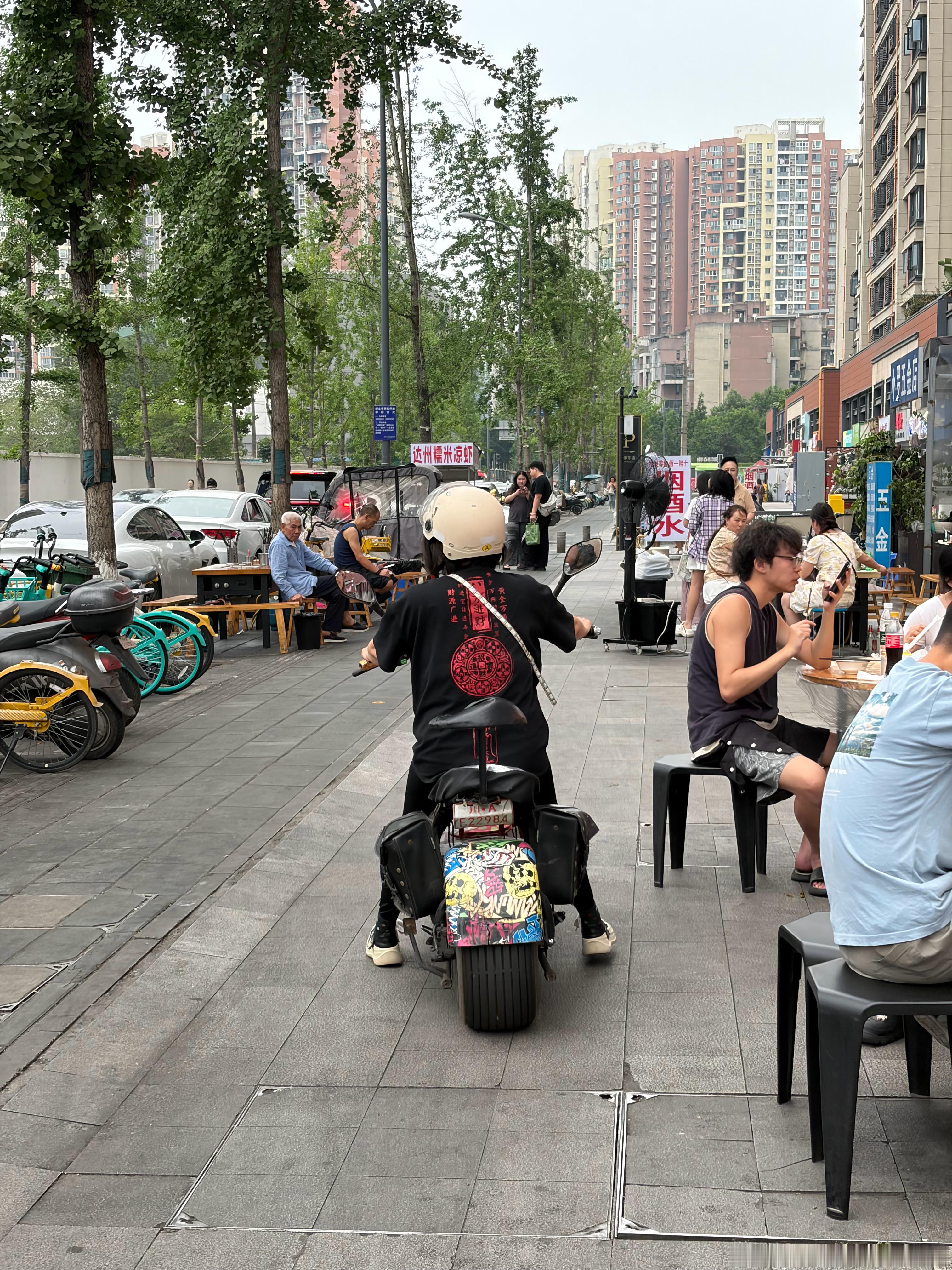 卧槽这是什么电摩？！哈哈哈哈哈哈和大魔鬼的后胎宽度都差不多了哈哈哈哈佑酱和她的小