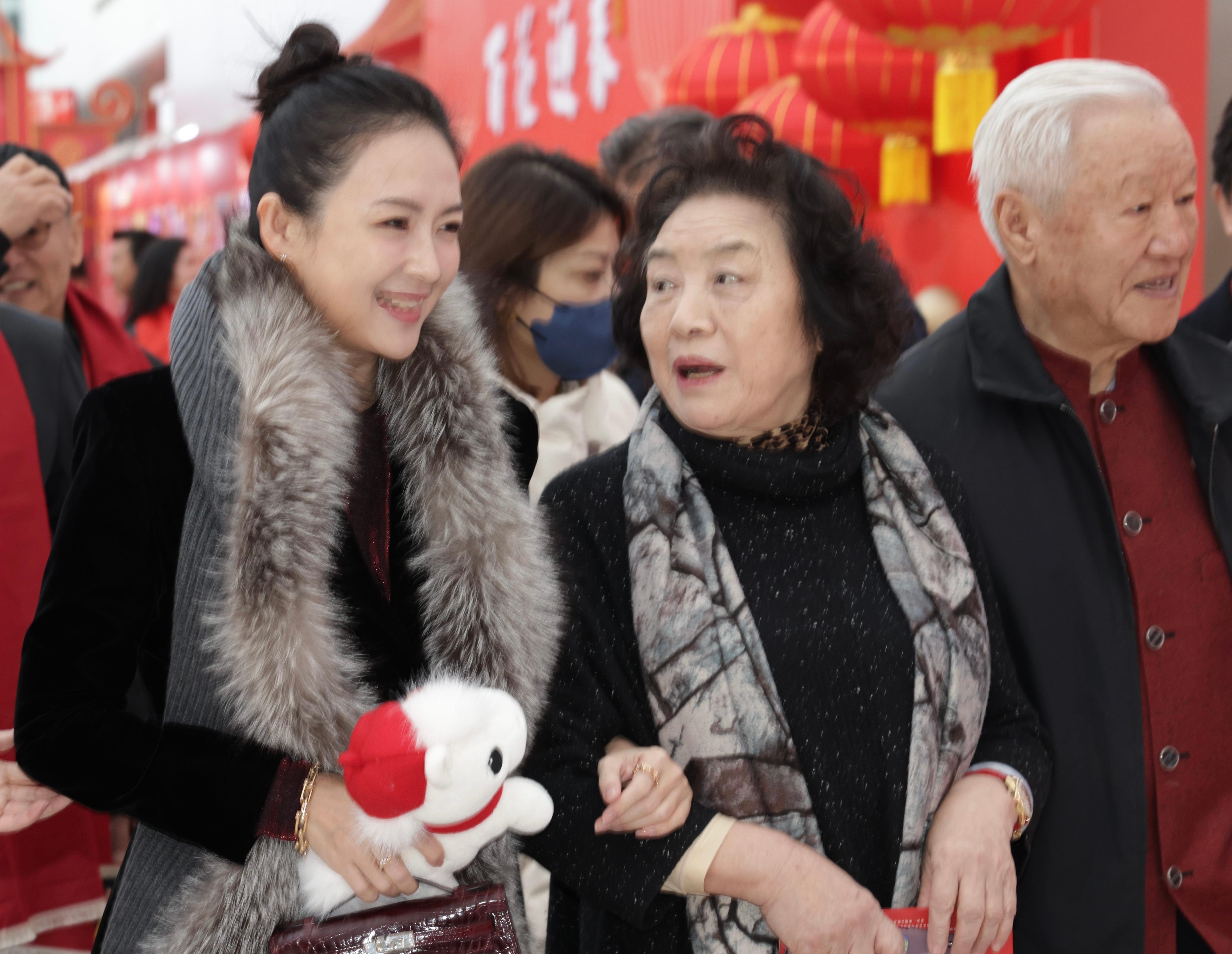 章子怡体制内姐感 章子怡白衣黑框镜的知性造型，沉稳大方的模样直接拿捏体制内氛围感