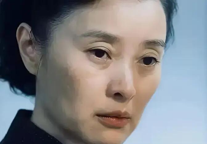 50岁不婚不育，她给爸妈养老
 
爸妈住院三次，吴越把剧组盒饭带回家热着吃。医生