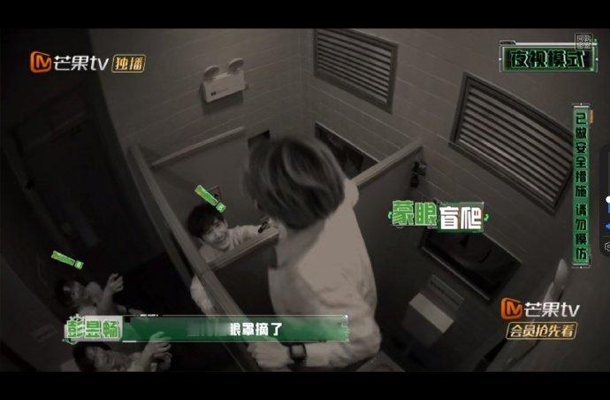 张真源的屁股又又又出镜了 谁看了这段名场面不笑出声，张真源蹲在门缝偷听，小屁股再
