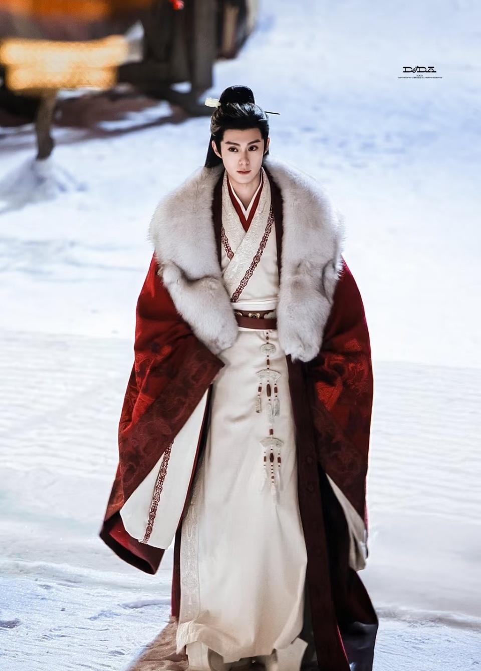 王鹤棣谢景行雪夜氛围感王鹤棣将门独后雪夜毛领长袍路透 王鹤棣谢景行雪夜路透！！王