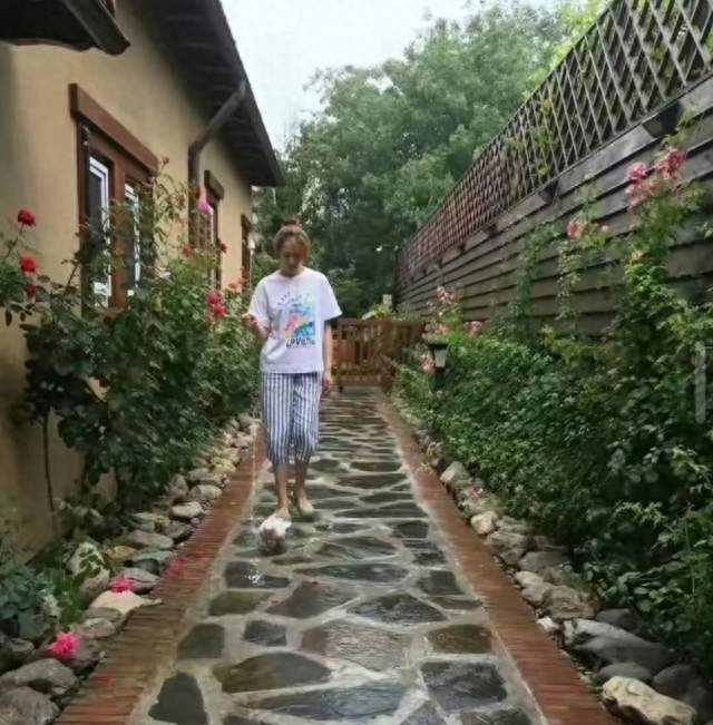 李小冉与富豪丈夫在北京的豪宅，整栋建筑是少见的独栋复古洋房