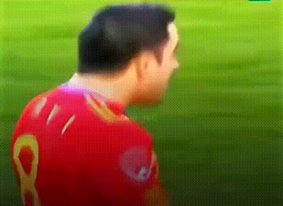 梅西穿越西班牙的中场就像过凌晨三点的马路，简直是犯罪行为，这可是世界最佳中场三人