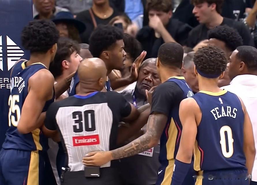 杨瀚森的机会来了！开拓者对阵鹈鹕的比赛中爆发激烈冲突，多人被驱逐。

最终结果：