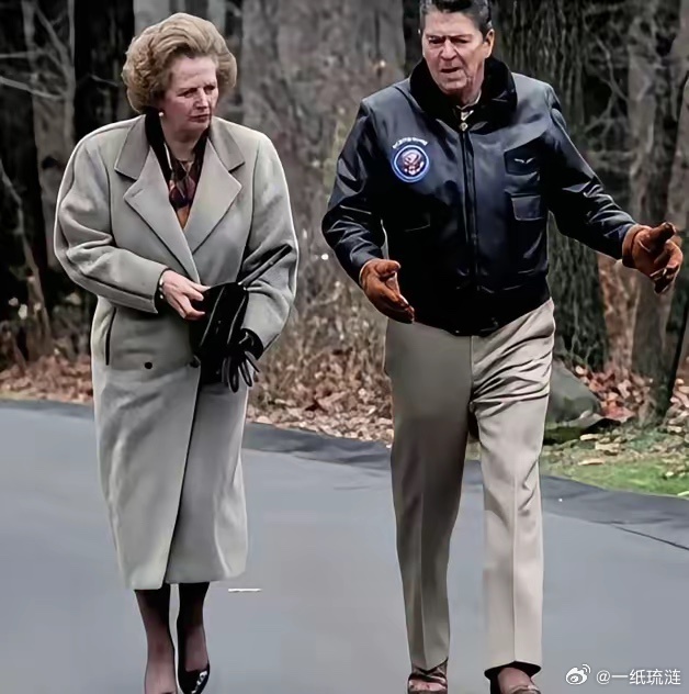 两张照片对比区别太大了！撒切尔和里根在一起，高市早苗和特朗普在一起，一张大大方方