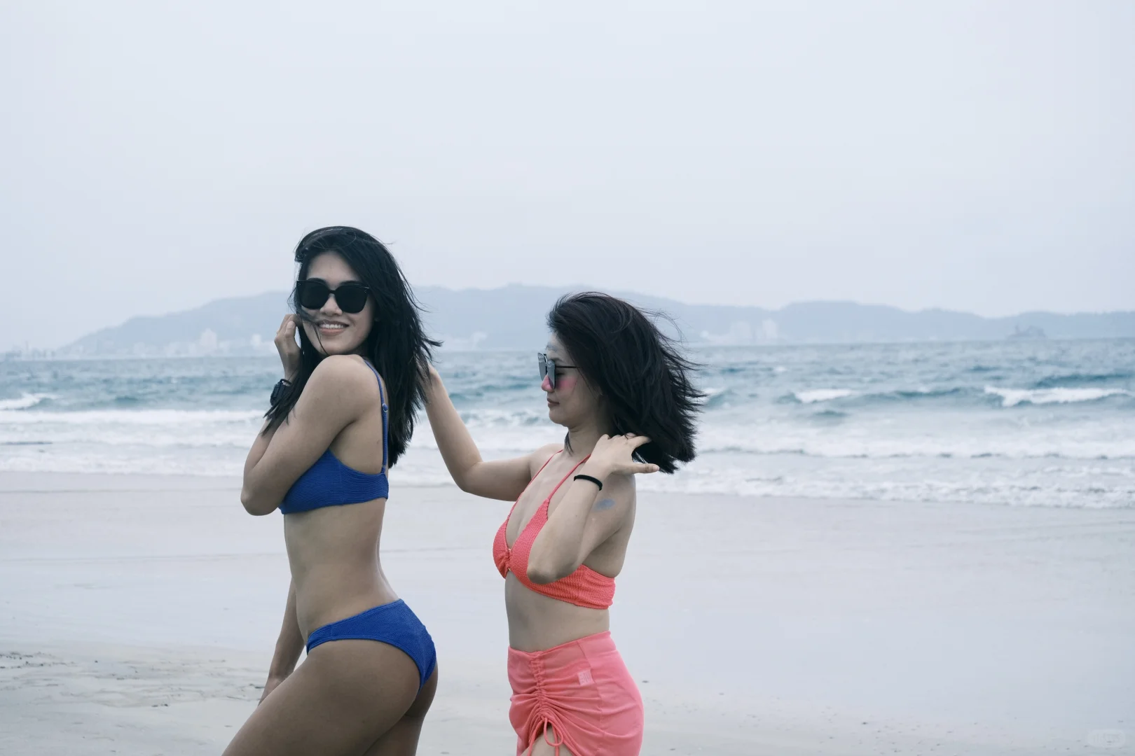 已知左一黑皮体育生身高181，求右一美女身高