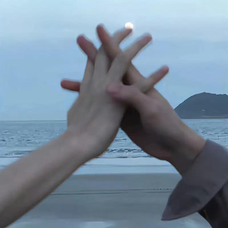 喜欢是一霎那的感觉，未必长久，而热爱是明知道会付出很多，但是还是义无反顾的坚持 