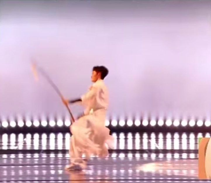 曹骏不光会唱还会武功少年将军曹骏 童年白月光重磅登场舞台兼具歌声与利落武术功底 