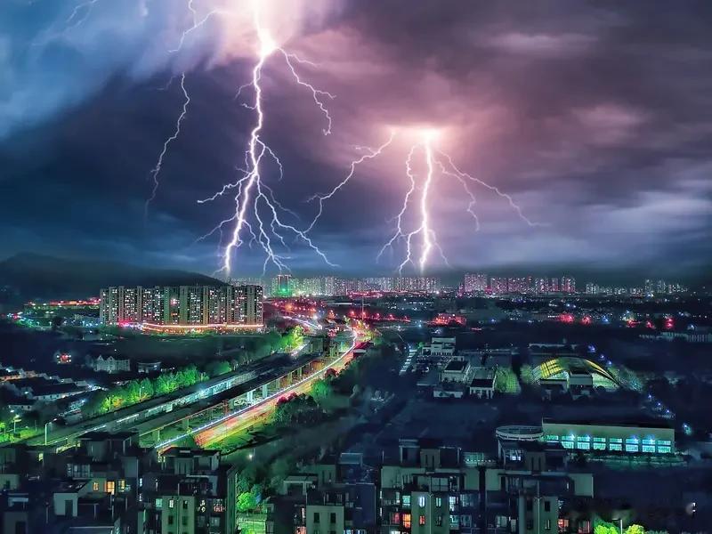 上联：曹禺门前雷雨骤；
下联:   达夫屋后暖风沉。
友友请展示下联 友友请出下