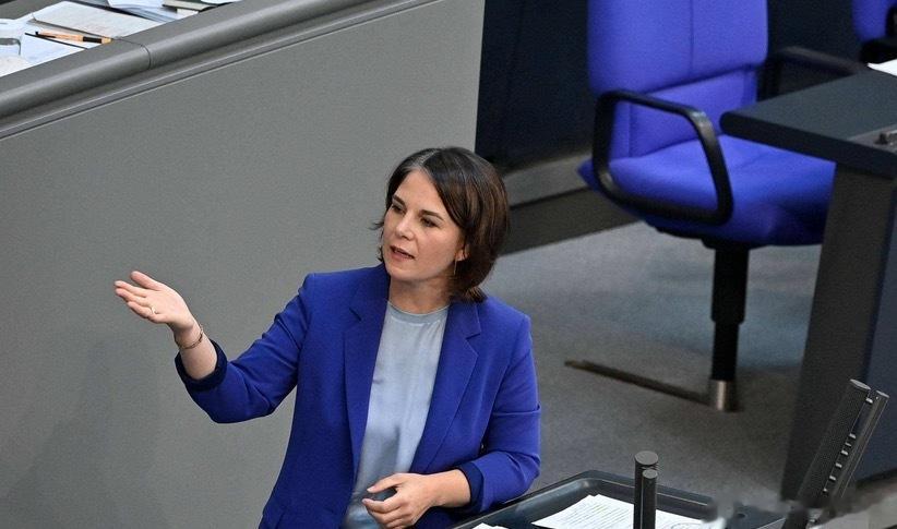 德国女外长贝尔伯格虽然文化底子薄，就是个妇产科医生的水平，但她很清楚中美实力对比