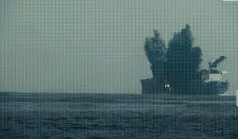 日前，一段震撼的视频由也门胡塞武装公布，记录了他们对一艘英国油轮发起的一次大胆攻