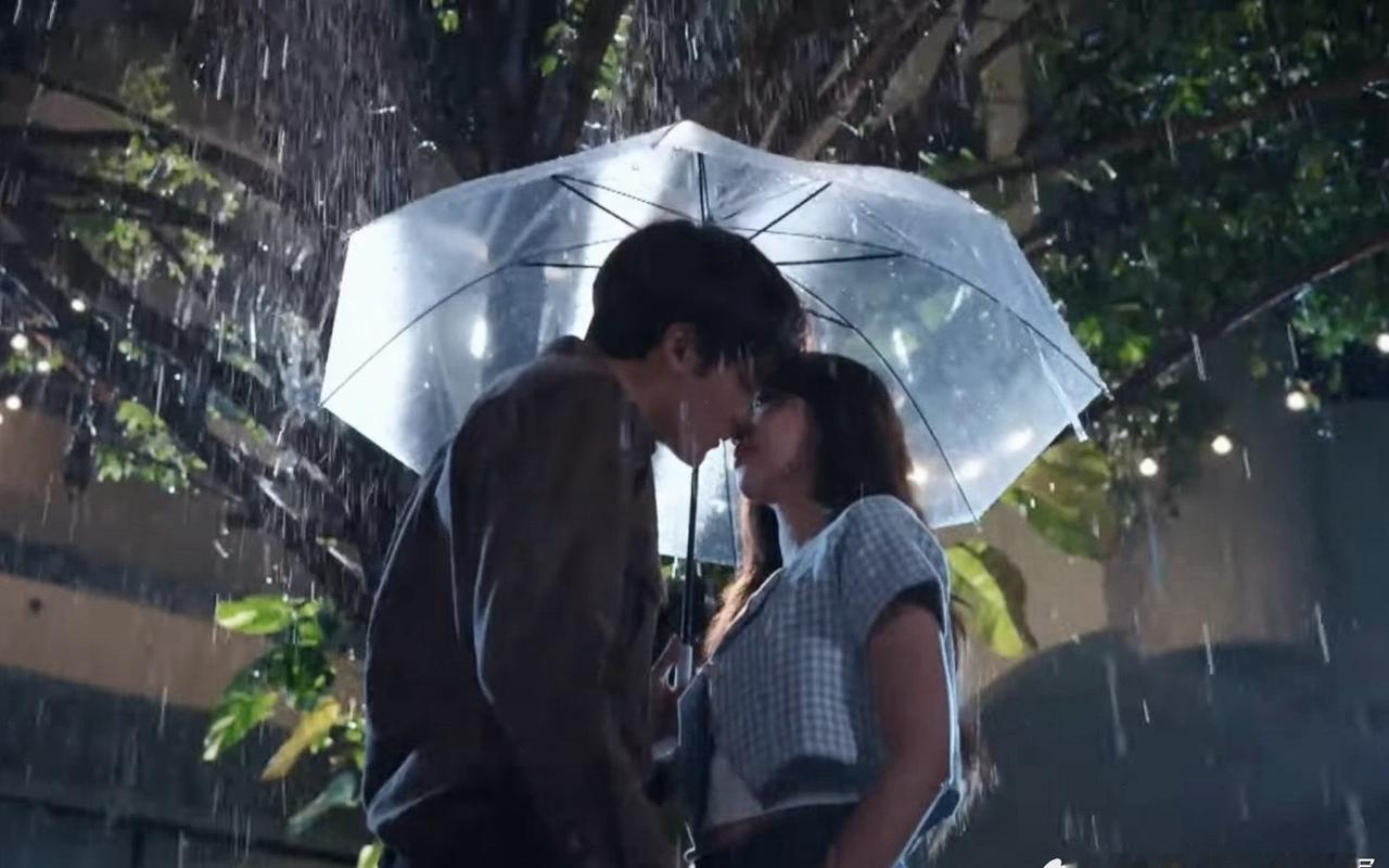 嗯…抛开别的不谈，其实挺有氛围感的。但我抛不开。 ​​​