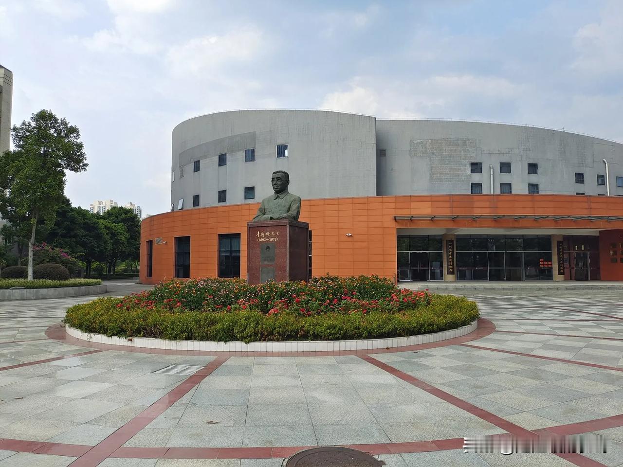 大一还没开学，就碰到了这样的室友，怎么办呢？
提前几天送女儿上大学
帮助她整理好