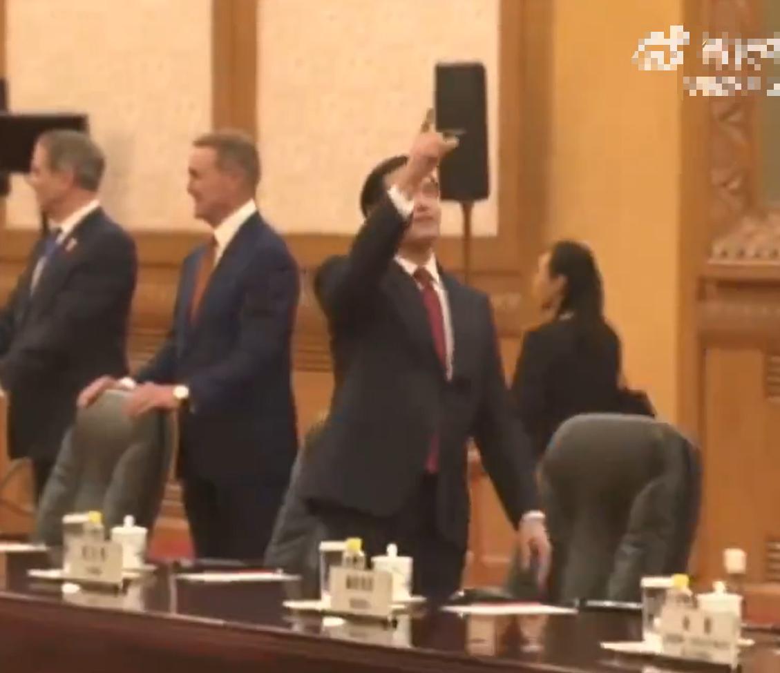 5月14日，会谈开始前，美国务卿鲁比奥指着人民大会堂会议厅天花板，与身旁的美国战