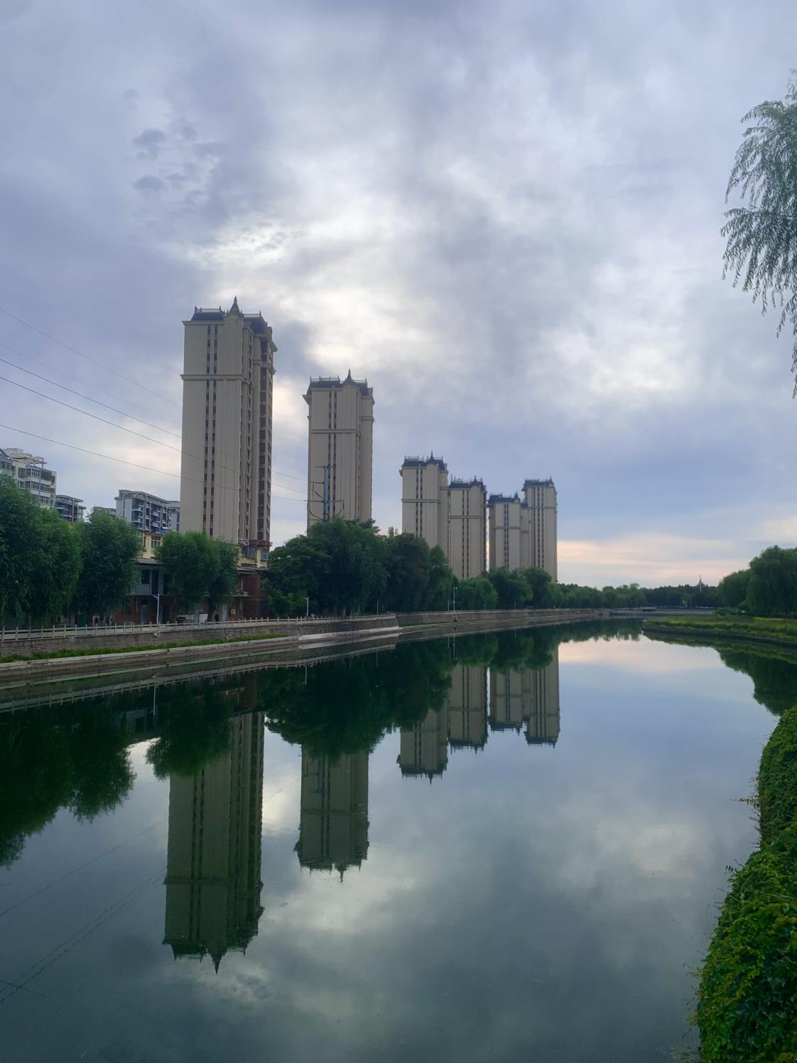 我的今日状态：😁轻松愉快
我这里的天气：🌤️多云
天气闷热，易出汗。
 带定