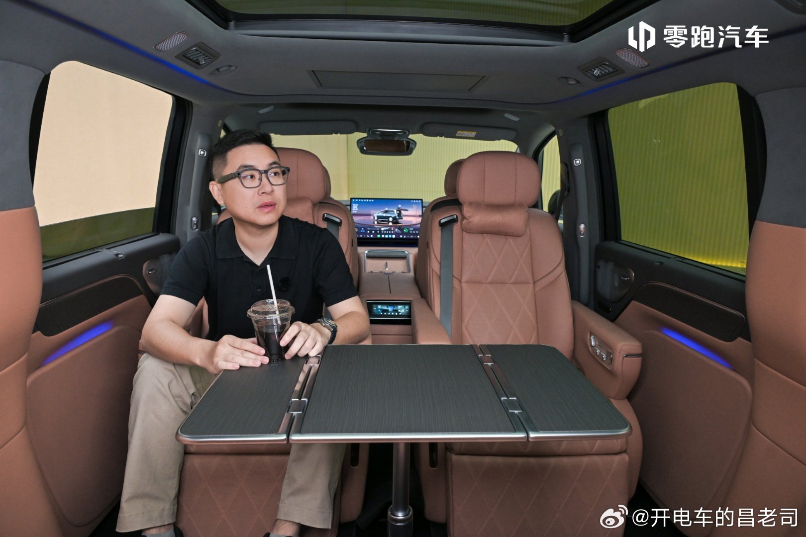 两个小时的拍摄时间大部分都在玩座椅零跑D99座椅的玩法实在太多了，基本上市面上好