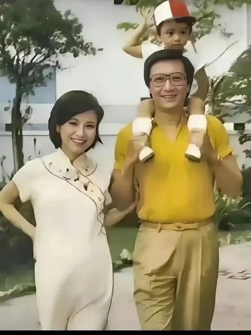 2018年，谢贤和汪明荃到访冰玉堂。谢贤与汪明荃早期同框画面，堪称港剧黄金时代的