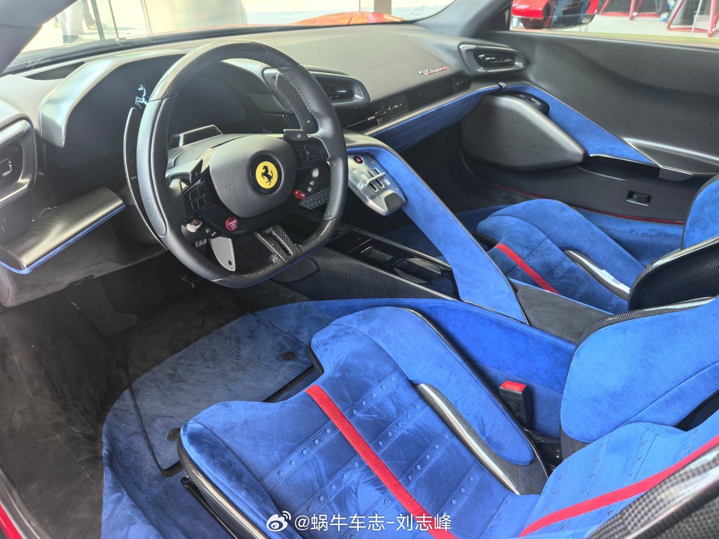 讲真，实车挺震撼的，沿用SF90的V8+3电机布局，细节也有一些古典车元素，尤其